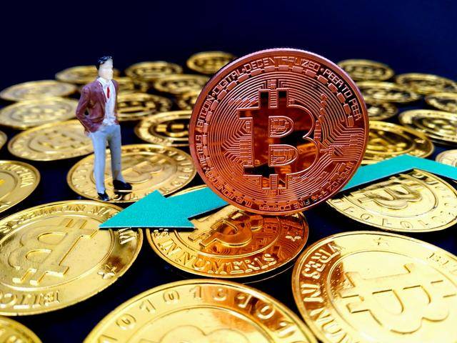 全球市场震荡！比特币骤降，8.6万投资者惨遭爆仓！